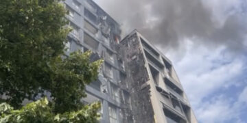 Tym i zi dhe mure të shkrumbuara, çfarë po ndodh në Tiranë, flakët përfshijnë dy pallate