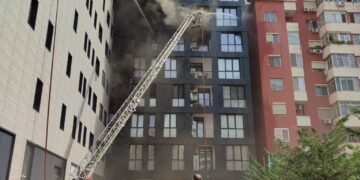 Zjarri në pallatin në Tiranë, Veliaj: Të nisë menjëherë hetimi, bashkia do të ndihmojë familjet që kanë dëmtime