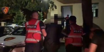 Plas sherri në studio live mes gazetarit dhe zëdhënësit të policisë: Bëtë show, ngritët helikopterin për 190 gr drogë