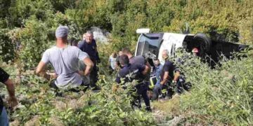 Rrëzohet autobusi në autostradën në Mal të Zi, 2 persona të vdekur