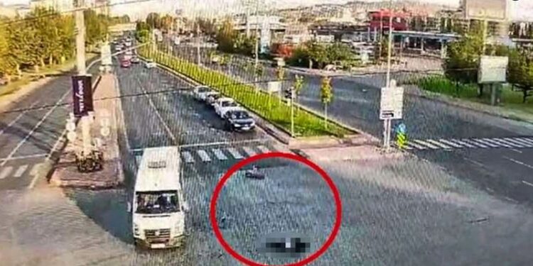 Aksident i frikshëm, 17-vjeçari humb jetën pasi përplaset nga një makinë dhe një minibus