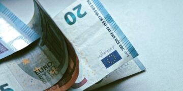 Euro zbret pranë kufirit të 106 lekëve, prek nivelin më të ulët në një muaj ndaj Lekut