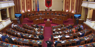 Kuvendi shtyn për një seancë tjetër rritjen e pagave për gjyqtarët e “Kushtetueses”