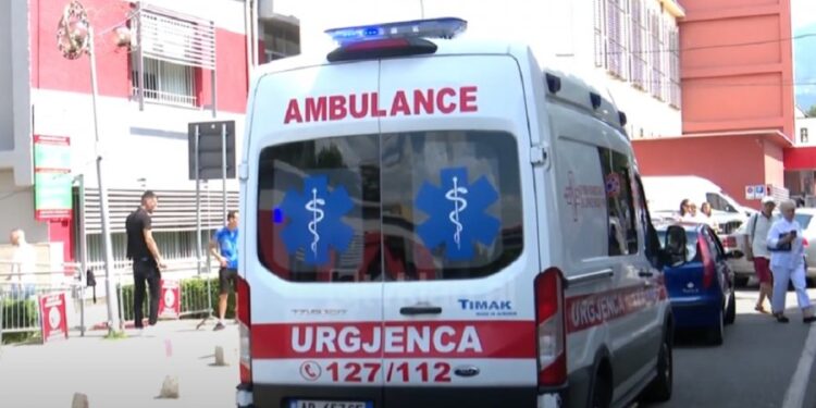 Aksident në Sarandë, makina përplas një kalimtare