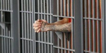 Preu hekurat e dritares, i burgosuri shqiptar arratiset nga burgu i Teramos në Itali i ndihmuar nga droni