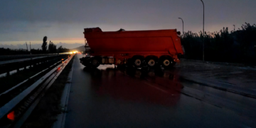 Furgoni i pret rrugën, kamioni përplaset me trafikndarësen, bllokohet autostrada Lushnjë-Fier