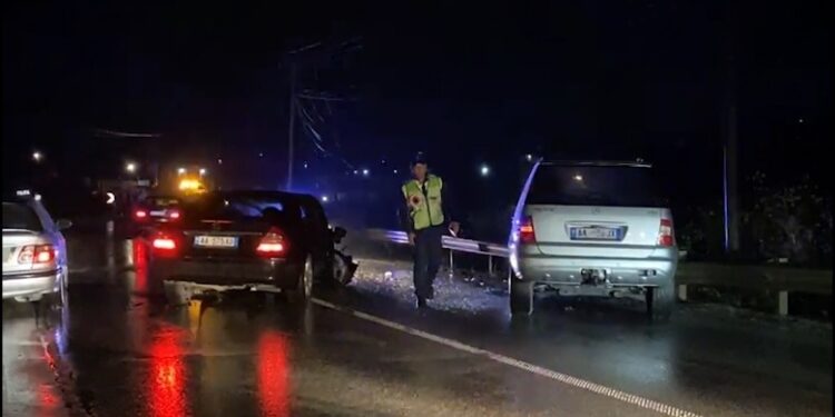 Përplasen dy makina në Prrenjas, një i lënduar