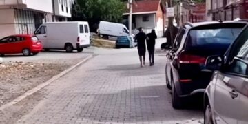 E rëndë, vajza shqiptare grushtohet barbarisht në mes të rrugës (VIDEO)