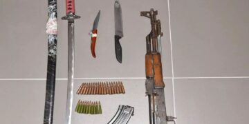 Policia greke operacion në kufirin me Shqipërinë, arrestohen 18 emigrantë të paligjshëm, gjenden armë