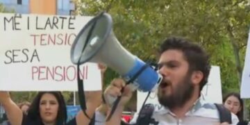 “Lëvizja Bashkë” proteston para Parlamentit për minimumin jetik