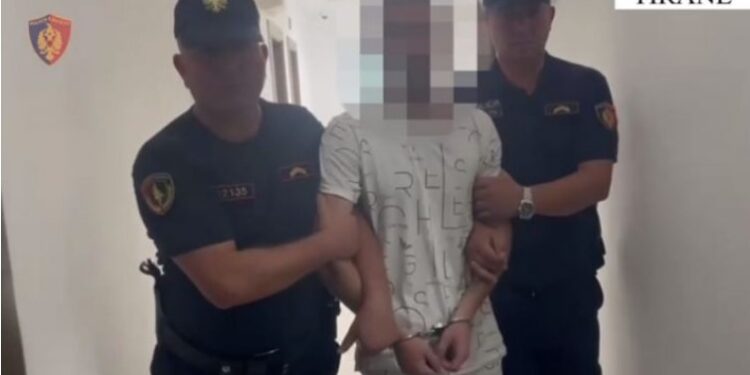 Shiste kanabis pranë shkollave, prangoset 23-vjeçari në Laprakë