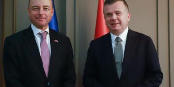 Balla takohet me zyrtarin britanik: Është ulur numri i shqiptarëve që shkojnë ilegalisht në Britani të Madhe