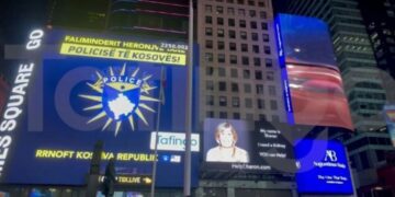 “Rroftë Kosova Republikë!” Stema e Policisë dhe UÇK-së shfaqen në “Times Square” në New York