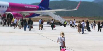 Wizz Air “mban peng” pasagjerët, i lë të presin brenda në avion, ish-ministri: Që prej mesnatës, familja ime është akoma në Athinë
