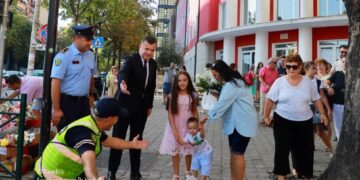 Dita e parë e shkollës, Balla ndjek nga afër punën e Policisë Rrugore dhe uron nxënësit e mësuesit