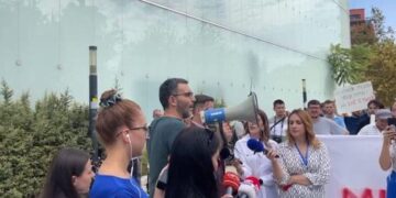 Protestë para parlamentit për minimumin jetik, Qori: Shteti u thotë të varfërve “Zoti të dhashtë!”