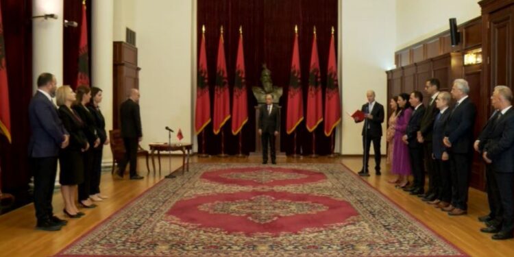Ndryshimet në qeveri, ministrat e rinj betohet te Presidenti