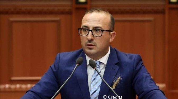 “Edhe unë kam thirrur kuvend privat në lagje”, Korreshi ironizon Bashën: Nesër do të mbledhë njerëz nga Call-Center