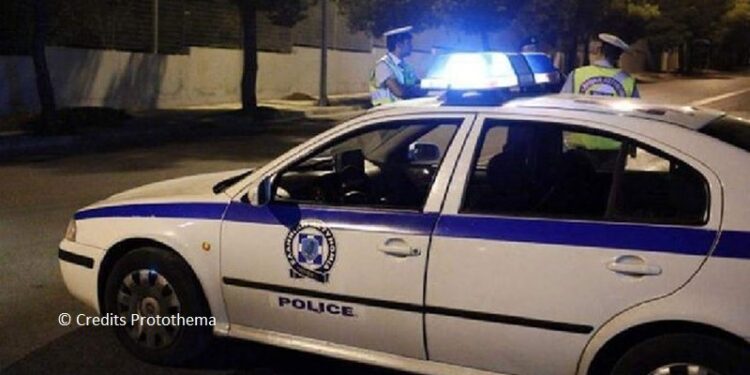 “Çmendet” shqiptari, qëllon me armë në ajër dhe godet me sëpatë policin grek