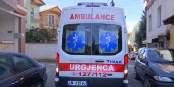 Tjetër aksident në Lezhë, një makinë bie në kanal, tre të plagosur