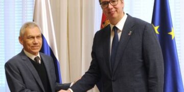 Vuçiç bisedon me ambasadorin rus në Serbi, një ditë pas sulmit në veri të Kosovës