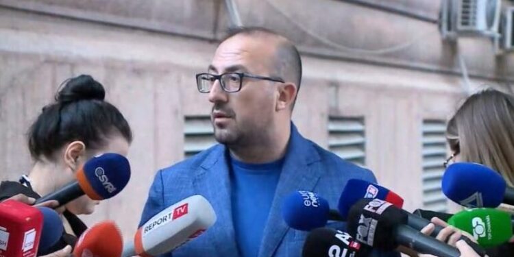 A kanë të drejtë deputetët e përjashtuar të hyjnë në komisionin e etikës? Ironizon Korreshi: Punë e madhe nëse se marr rrogën, do ha pensionin e plakës