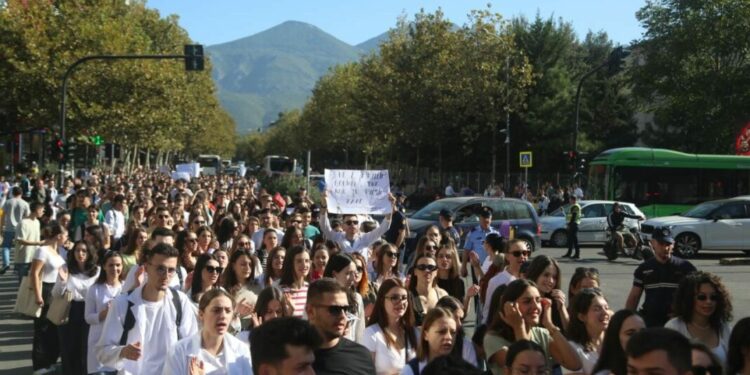 Studentët e Mjekësisë mbërrijnë te Ministria e Arsimit: Të anulohet ligji për punë me detyrim për 5 vite në Shqipëri!