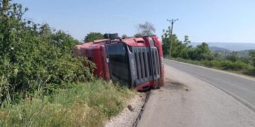 Po shkarkonte gurët, përmbyset kamioni në Librazhd, lëndohet shoferi