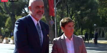 E ngrysur, sikur e kanë sjellë me zor: Çfarë nuk u pa nga takimi i Ramës me Kryeministren e Serbisë