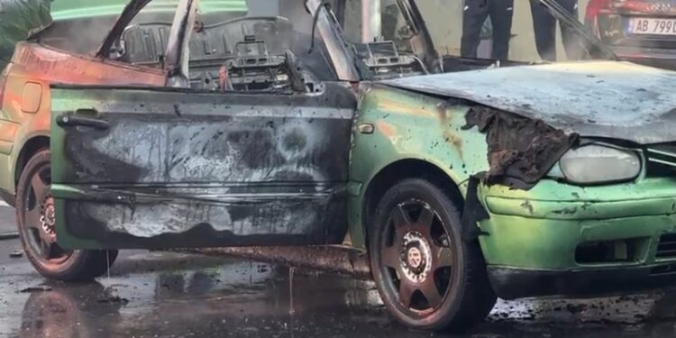 Shkrumbohet nga flakët një makinë në Lezhë, zbardhen dyshimet e para