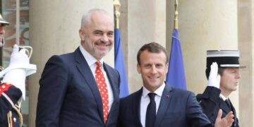 Shqipëria pret për herë të parë një president francez, zbulohet shkaku i shtyrjes së vizitës së Macron në Tiranë