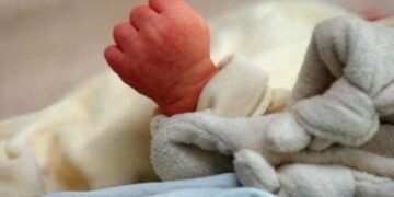 E rëndë, 13-vjeçarja shkon në spital me dhimbje barku, lind fëmijën pa e ditur që ishte shtatzënë