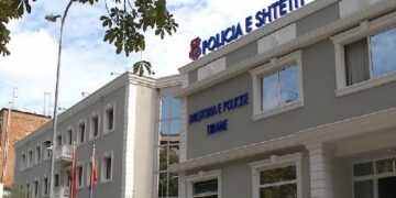 Mashtronte këngëtarët dhe biznesmenët duke iu hequr si punonjës i tatimeve, arrestohet 54-vjeçari në Tiranë