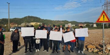 “Të mos na prekë njeri me dorë”, banorët e Bërxullës sërish në protestë, një qytetar humb ndjenjat