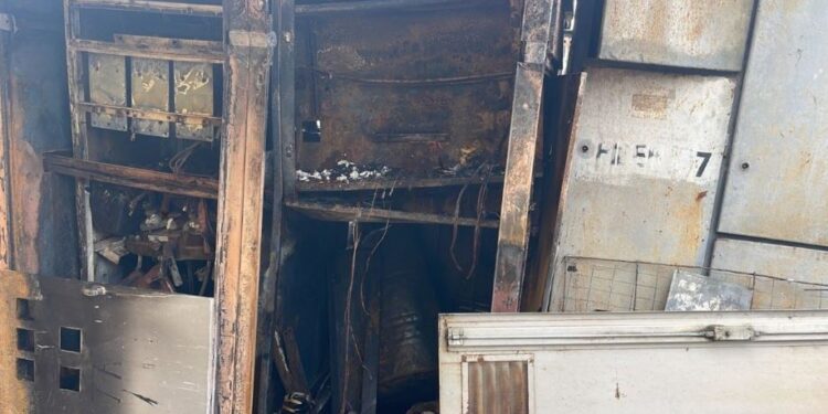 Moti i keq në vend, shkarkimet elektrike shkaktojnë zjarr në nënstacionin elektrik në Peqin