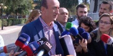 Dashnor Sula shkon me bukë në parlament: Rritja e pensioneve e turpshme, kryetarja e GJK 8 mln lekë, pensionistët 500 lekë në ditë