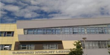 E paprecedentë! Nxënësi në Lezhë godet mësuesen me karrige, dërgohet në spital