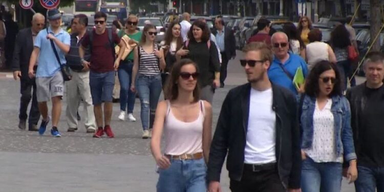 Prindërit punojnë deri në pleqëri, fëmijët hanë “qyl”: Shqipëria e para në rajon për rini dembele?