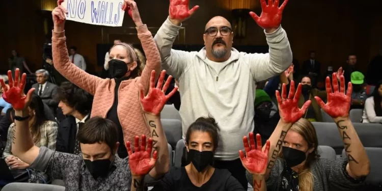 “Armëpushim tani”, protestuesit kundër luftës në Gaza hynë në Senatin amerikan dhe i ndërpresin disa herë fjalën sekretarit Blinken