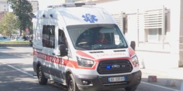 Makina përplas këmbësorin, e pëson keq i riu