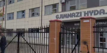 Goditi me karrige mësuesen, arrestohet nxënësi 16-vjeçar