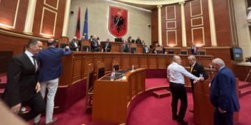 Bllokuan foltoren, PS kërkon masë disiplinore për deputetët e opozitës