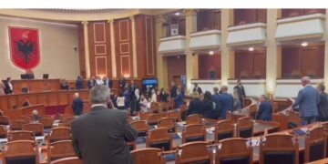 “Sjellje që nuk ka ndodhur ndonjëherë”, opozita bllokon Kuvendin, Felaj njofton mbylljen e seancës