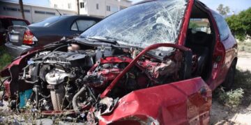 Përplasen ‘kokë më kokë’ dy makina në Greqi, dy të plagosur (Video)