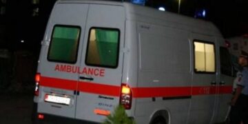 E rëndë në Pogradec, 29-vjeçari hidhet nga kati i dytë i banesës, ndërron jetë rrugës për spital
