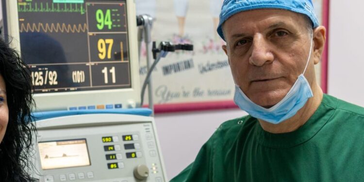 Vdekja e 3-vjeçarit pas ndërhyrjes dentare, flet mjeku Roland Xhaxho: Prindërit firmosën për kryerjen e anestezisë, fëmija kishte infeksion