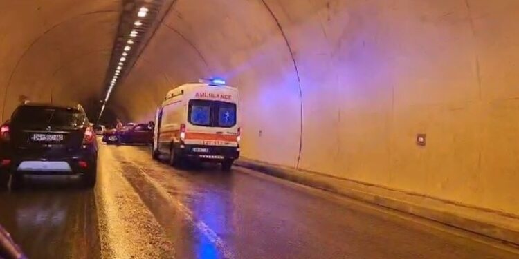 Aksident në tunelin e Elbasanit, “Audi Q5” humb kontrollin dhe përplaset me murin, bllokohet qarkullimi
