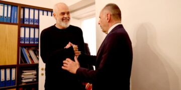 Samiti në Tiranë, pas tensioneve për çështjen “Beleri”, Rama takohet me ministrin e Jashtëm grek