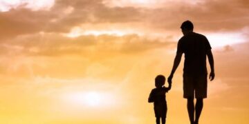 Gruaja refuzon fëmijën me sindromën down, burri ndahet dhe e rrit i vetëm(FOTO)