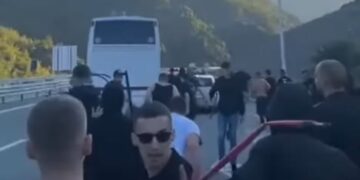 Përleshja mes tifozëve të Tiranës dhe Vllaznisë, 5 të lënduar në spital, një autobus me të shoqëruar në polici